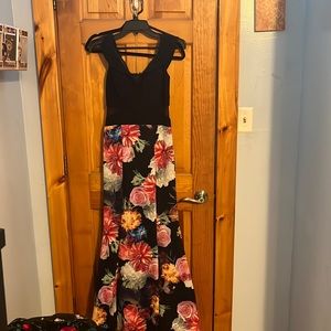 Can be worn off the shoulder or above shoulder,2 small mess slits ok sides